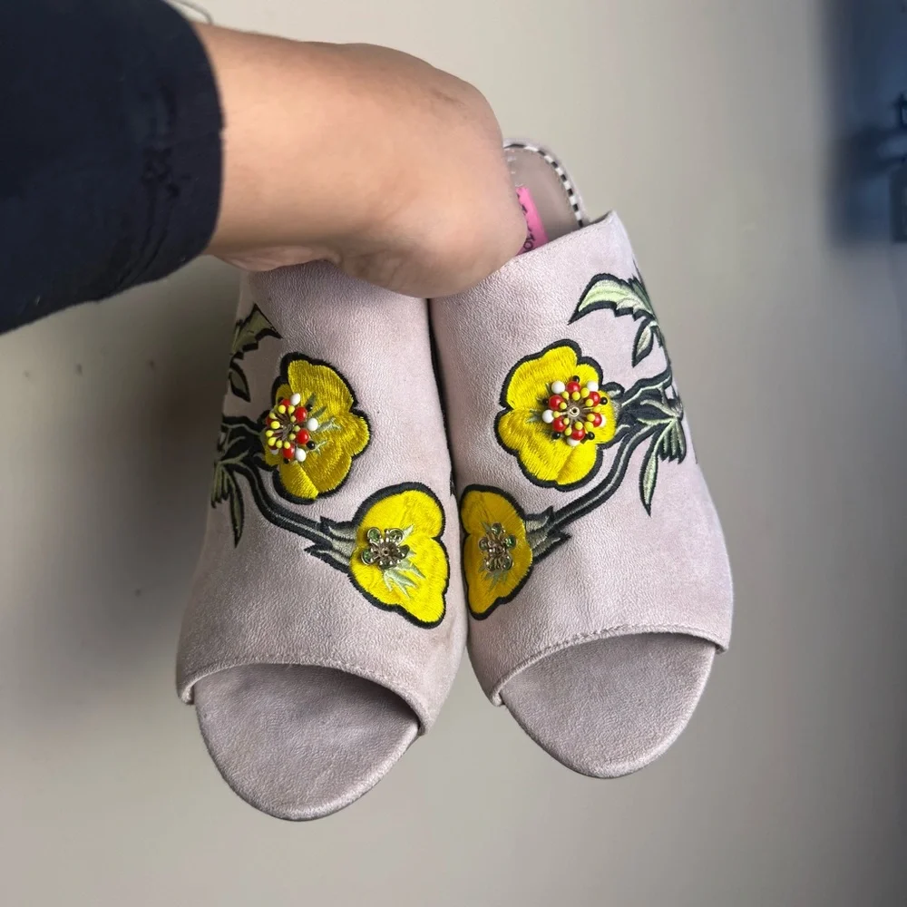 Betsey Johnson Yellow Floral Embroidered Mules Size 9ā - Picture 12 of 15